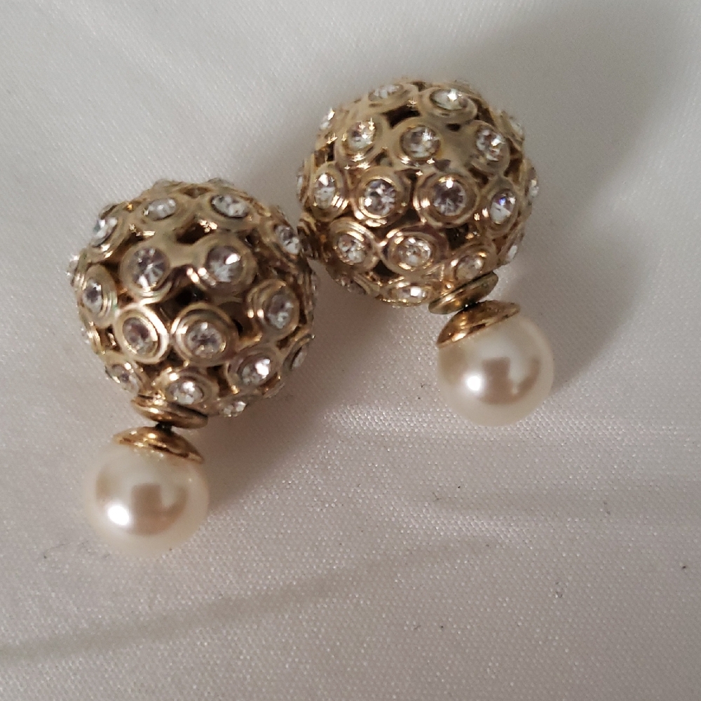 Elegant Gold and Pearl Stud Earrings